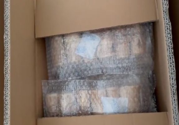 We use inflatable air cushions to prevent scratches and provide cushioning during transit